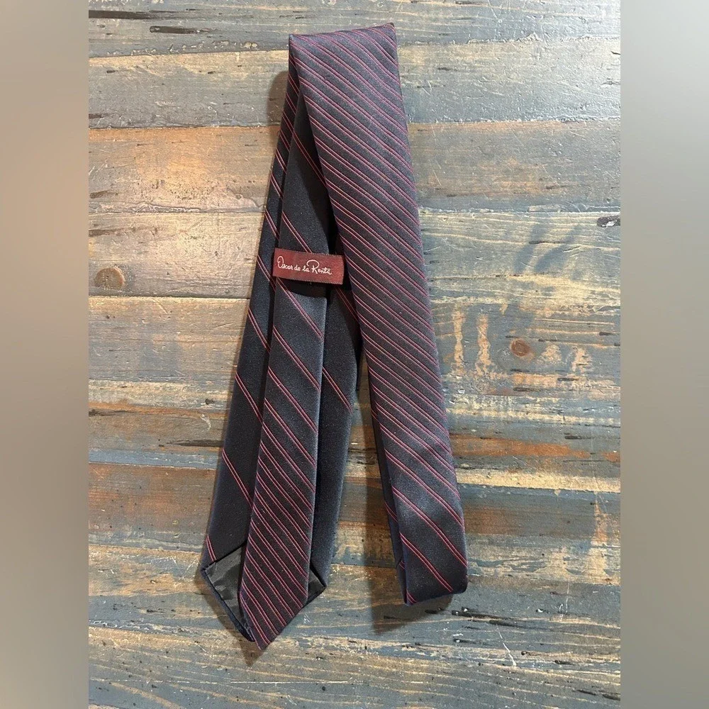 Oscar de la Renta Mens Necktie Charcoal Grey Red Diagonal Striped Silk Tie